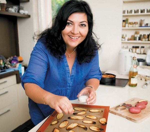 Zsófi sütés közben