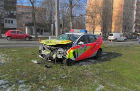 totálkárosra tört gyermek-mentőorvosi autó