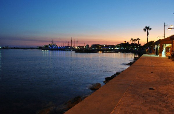 Paphos kikötői sétánya este