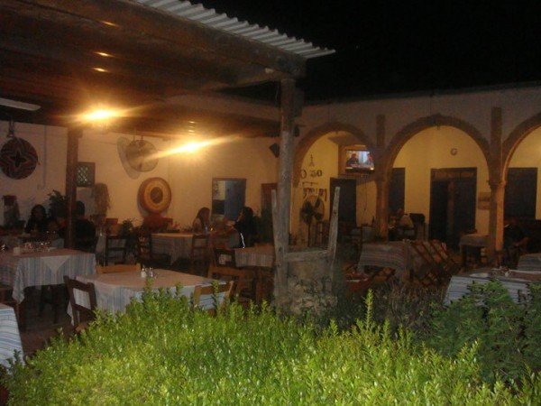 Megfogadtuk a helyiek tanácsát, így találtuk ezt a hangulatos kis éttermet, ahol isteni mezét ettünk. 