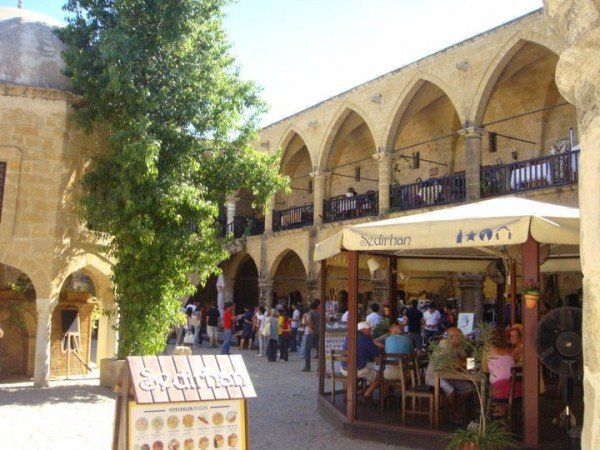 Nicosia óvárosában: műemlékek és hangulatos tavernák keveredése