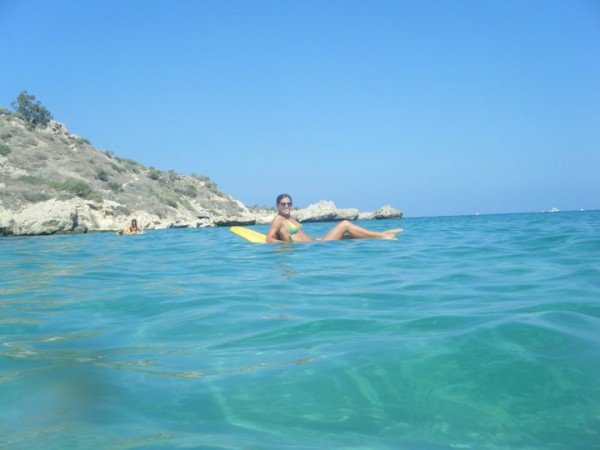 Napozás és csobbanás a türkizkék tengerben: Konnos Bay egyedi napágyai úsznak a vízen