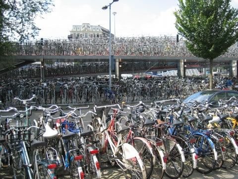 Kerékpárok ezrei a parkolóban