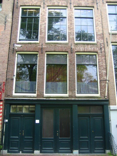 A zöld kapu vezetett az irodába