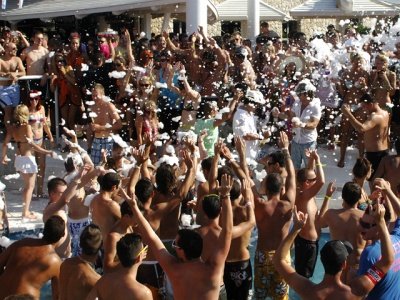 Ayia Napában a parti már fényes nappal elkezdődik