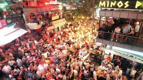 Ayia Napa éjjel: buliznivágyók fiatalok hömpölyögnek a fő utcán