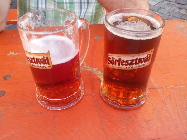 Két vörös: ír vörös sör és vörösáfonyás cseh sör