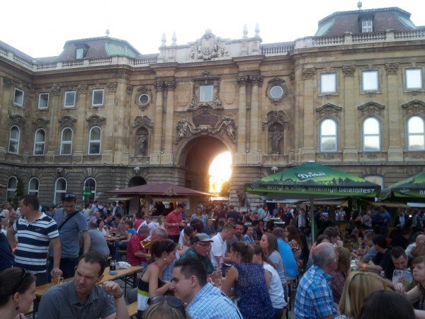 Estére nagy lett a tömeg, de hely és sör mindenkinek jutott
