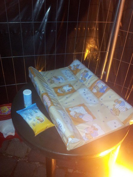 Bár nem egy bababarát környezet, de azért pelenkázó volt a mosdók mellett. :)