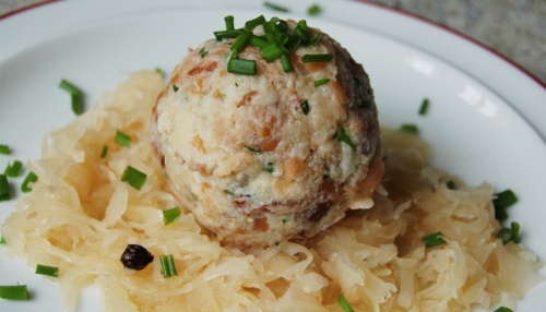 Gombóc tiroli módra, szalonnával