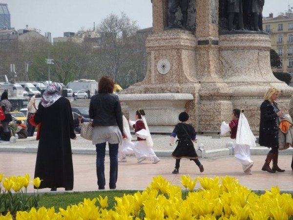 Amikor békés volt a Taksim tér: kis gyerekek hagyományos népviseletben egy ünnepségről hazafelé