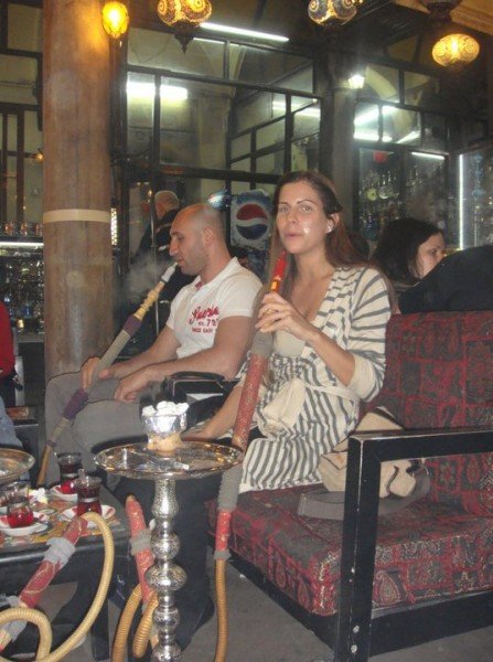 Vízipipázni itt olyan, mint kávézni. Kedvenc, kis helyünkön - mellettem a török Vin Diesel