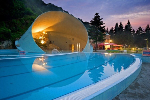 A fürdő külső része is lenyűgöző. 