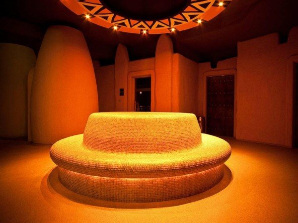 A wellnesz-részleg egy törzsi falut mintáz