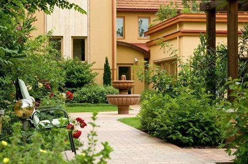 A kert túlsó felében a szauna egész éjszaka üzemel!