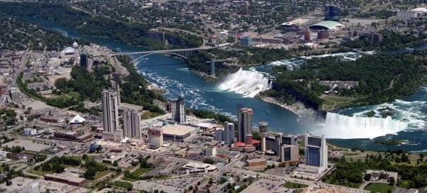A Niagara két oldala madártávlatból