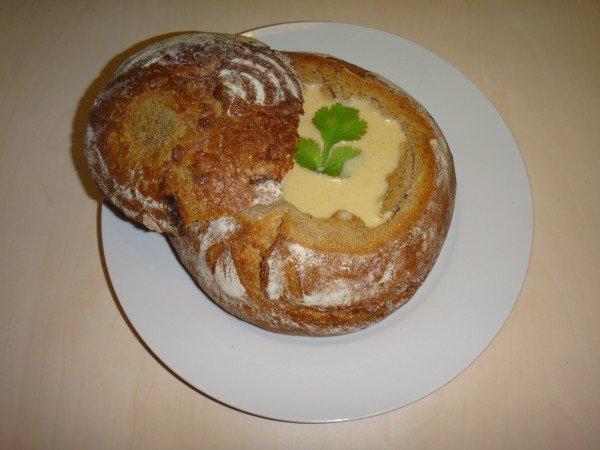 Átmelegít és laktat: sajtkrémleves cipóban.