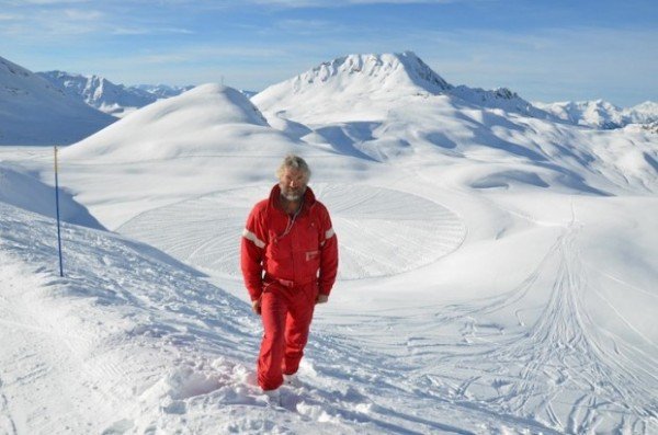 man-creates-art-by-walking-in-the-snow-13-620x411