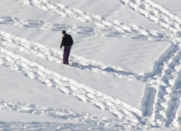 man-creates-art-by-walking-in-the-snow-4-620x451