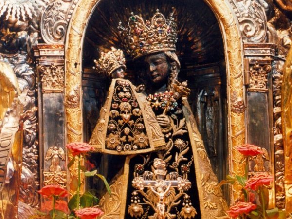 sie-schwarze-madonna-in_der-altoettinger-gnadenkapelle
