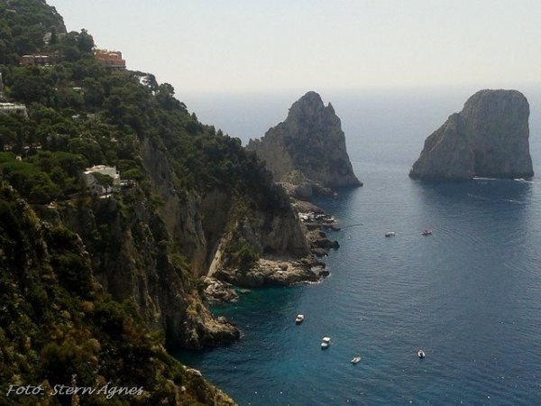 Capri híres sziklái
