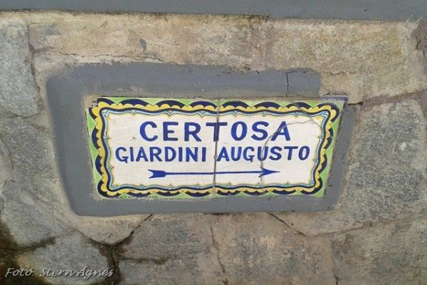 Mozaikos utca- és irányjelző táblák