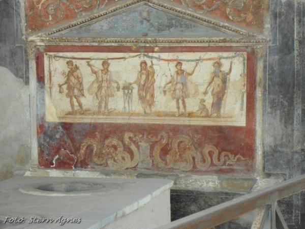 Fenn maradt falfestmény