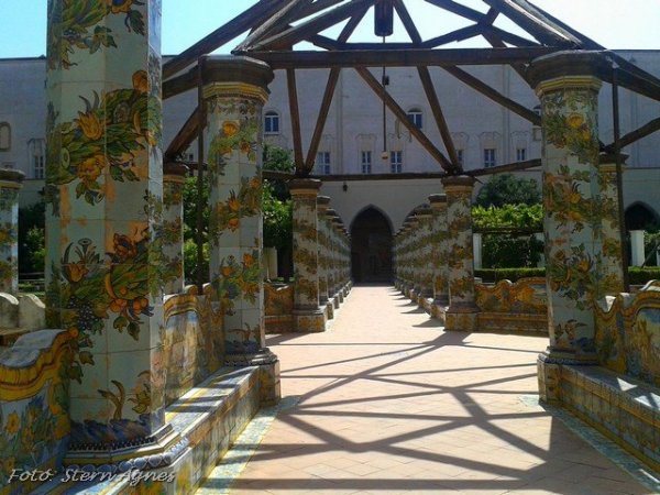 Egy nyugodt hely Nápolyban, a Santa Chiara kolostor mozaikos udvara