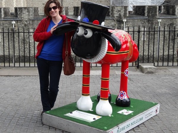 A Tower előtt egy Yeoman barival. Összeöltöztünk...