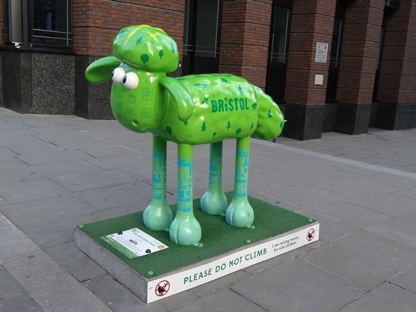 A bristoli divatbemutatót reklámozta